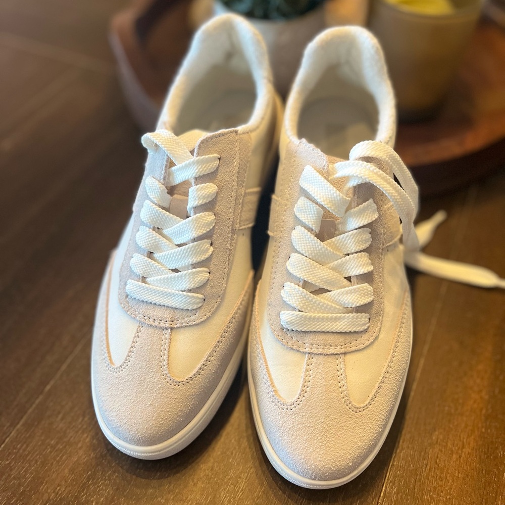 Chelsea & Violet Cream Sneakers